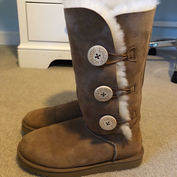 Chestnut Brown Size 7 Bailey Button UGGs - Picture 2 of 9